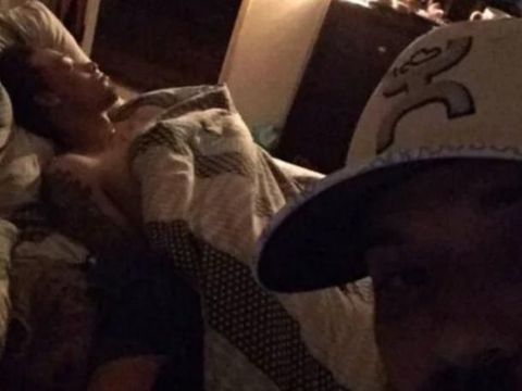 Viral, Selfie Pria yang Pergoki Pacarnya Tidur dengan Selingkuhan