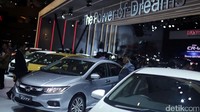 Pengunjung melihat-lihat mobil Honda lain yang dipamerkan di IIMS 2017.