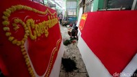 Sejak Ahok-Djarot kalah diputaran kedua Pilkada DKI Jakarta, sejumlah warga berinisiatif untuk memberikan karangan bunga.