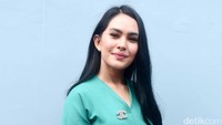 Rambut panjangnya dibiarkan tergerai indah. (Foto: Noel/detikHOT)