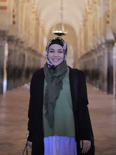 Dewi Sandra Ditatap Sinis karena Berhijab Saat Masuk Masjid di Spanyol