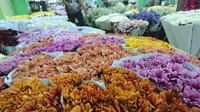 Ini yang membuat Pasar Rawa Belong menjadi fotogenik. Siapkan kamera atau gadget kamu. Bunga-bunga ini membuat suasana menjadi cantik. Kamu bahkan bisa fotografi makro untuk melihat detil bunga-bungaan ini (Masaul/detikTravel)