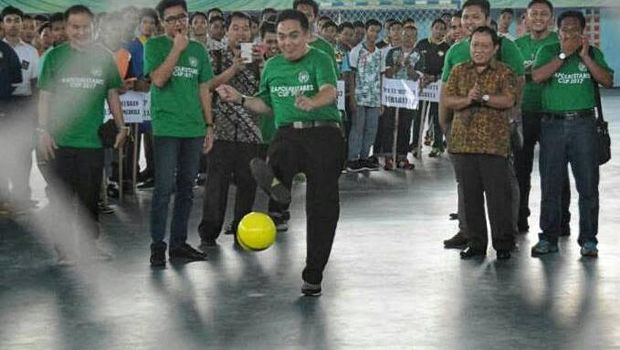 Kapolrestabes Surabaya melakukan tendangan pertama