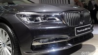 Model Terbaru BMW 740Li lokal ini dibanderol Rp 2,199 miliar off the road.