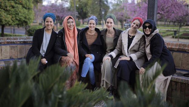 Dewi Sandra Ditatap Sinis karena Berhijab Saat Masuk Masjid di Spanyol