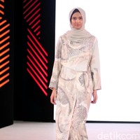 Koleksi busana Kami Idea di Fashion Nation 2017 lebih banyak menggunakan motif-motif ramai. Atrium Senayan City. Jakarta. [Foto: Mohammad Abduh/Wolipop]