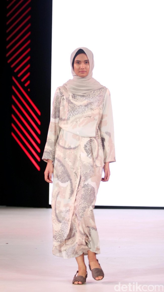 Koleksi busana Kami Idea di Fashion Nation 2017 lebih banyak menggunakan motif-motif ramai. Atrium Senayan City. Jakarta. [Foto: Mohammad Abduh/Wolipop]