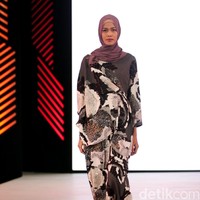 Koleksi busana Kami Idea di Fashion Nation 2017 lebih banyak menggunakan motif-motif ramai. Atrium Senayan City. Jakarta. [Foto: Mohammad Abduh/Wolipop]