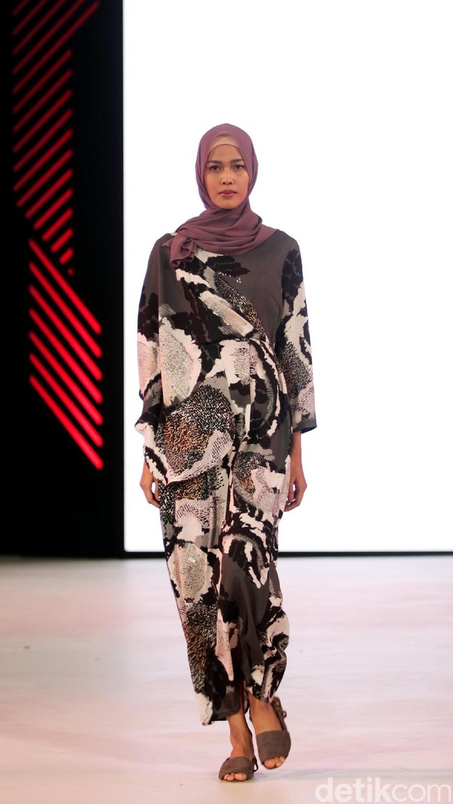 Koleksi busana Kami Idea di Fashion Nation 2017 lebih banyak menggunakan motif-motif ramai. Atrium Senayan City. Jakarta. [Foto: Mohammad Abduh/Wolipop]