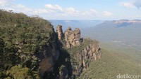 Foto: Inilah tebing batu Three Sisters yang unik. Lokasinya ada di Katoomba, Blue Mountains di New South Wales, Australia (Fitraya/detikTravel)