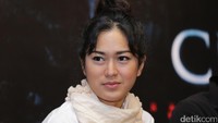 Prisia Nasution bergaya casual ketika menghadiri acara film terbarunya The Curse. Foto: Hanif/detikHOT