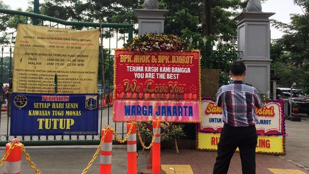 Warga berfoto ria di hamparan karangan bunga untuk Ahok-Djarot.