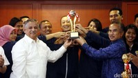 Selamat atas kemenangan Tim Voli Putri Jakarta Elektrik PLN, kami akan terus mendukung, kalian adalah kebanggaan PLN, ujar Sofyan dalam sambutannya.