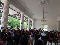 Warga masih menyemut di Balai Kota.