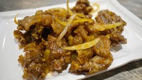 Crispy beef dengan paduan saus spesial dari Sams Wok ini patut dicoba. Irisan daging sapi yang tipis dimasak dengan cara digoreng tepung dan dibalut dengan saus berwarna cokelat. Hasilkan sensasi rasa gurih manis dan juga renyah.