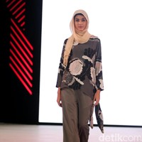 Koleksi busana Kami Idea di Fashion Nation 2017 lebih banyak menggunakan motif-motif ramai. Atrium Senayan City. Jakarta. [Foto: Mohammad Abduh/Wolipop]