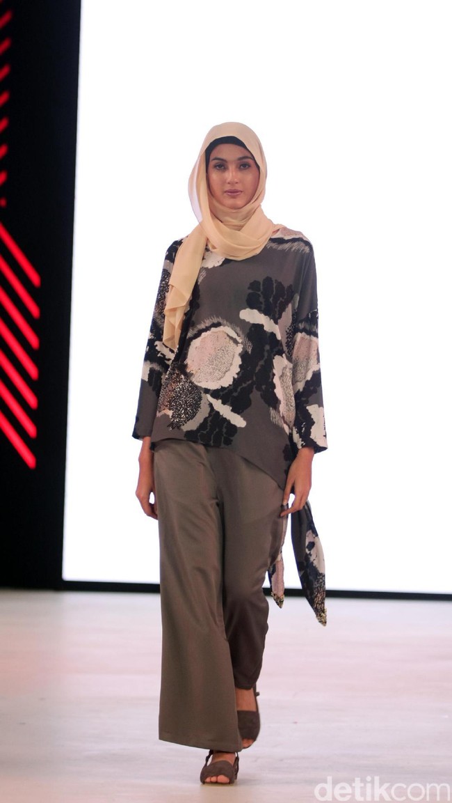 Koleksi busana Kami Idea di Fashion Nation 2017 lebih banyak menggunakan motif-motif ramai. Atrium Senayan City. Jakarta. [Foto: Mohammad Abduh/Wolipop]