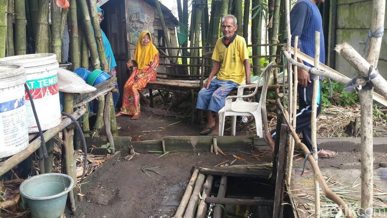 Kebesaran Hati Kakek-Nenek Penghuni Gubuk Reyot di Kebun Bambu