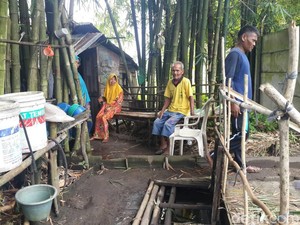 Kebesaran Hati Kakek-Nenek Penghuni Gubuk Reyot di Kebun Bambu