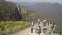 Foto: Echo Point adalah dek observasi outdoor dua tingkat, seperti teras atau balkon yang muat ratusan orang. Tampak wisatawan di tingkat bawah, yang lebih kecil (Fitraya/detikTravel)
