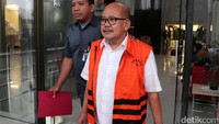 Arief Cahyana keluar gedung KPK usai menjalani pemeriksaan.