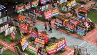 Pemandangan deretan karangan bunga di Balai Kota terlihat dari atas.