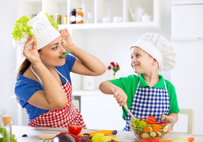 ilustrasi anak laki-laki memasak ilustrasi anak laki-laki memasak