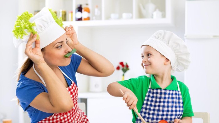 Mengajari Anak Laki Laki Memasak, Wajarkah