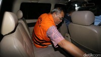 Tak sedikit keluar sepatah katapun saat diberondong pertanyaan oleh rekan media.