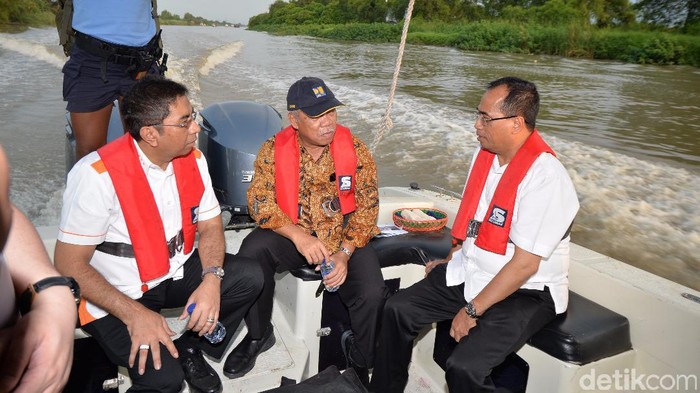 Menyusuri Sungai Jalur Angkut Barang Bekasi-Tanjung Priok