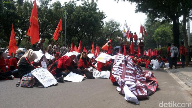 Massa KSN aksi di depan kantor Kementerian BUMN.