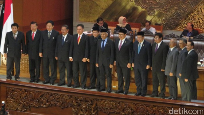 DPR Lantik Ketua dan 8 Anggota BPH Migas