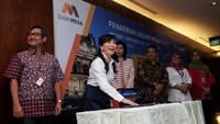 Direktur Funding & Network Bank Mega, Diza Larentie dan VP Mobile banking dan Digital Advertising Telkomsel, Harris Wijaya saat melakukan pengundian bagi nasabah Bank Mega pengguna mobile banking dengan kartu Telkomsel. Dok, Bank Mega.