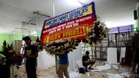 Karangan bunga siap diantar ke Balai Kota.