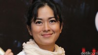 Prisia Nasution tampil dengan menambah syal di lehernya. Foto: Hanif/detikHOT