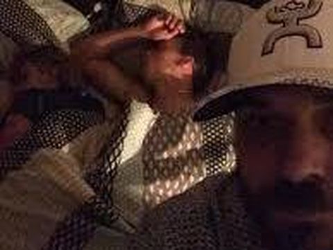 Viral, Selfie Pria yang Pergoki Pacarnya Tidur dengan Selingkuhan