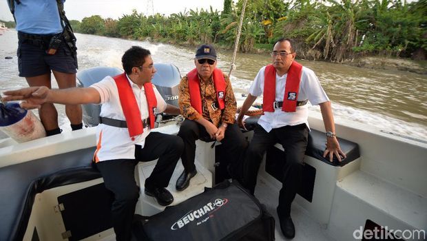 Menhub menyusuri sungai CBL Kabupaten Bekasi.