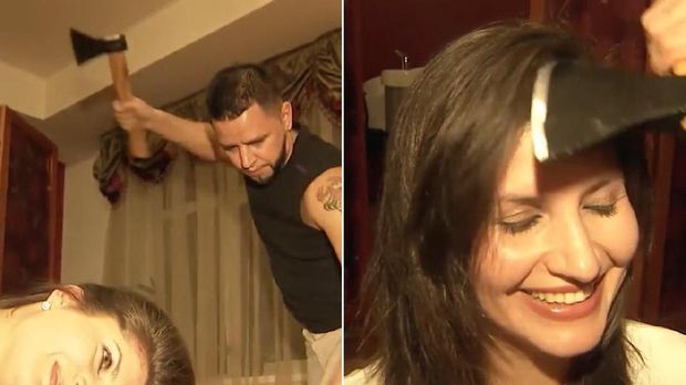 Uji Nyali! Potong Rambut Pakai Kapak di Salon Ini