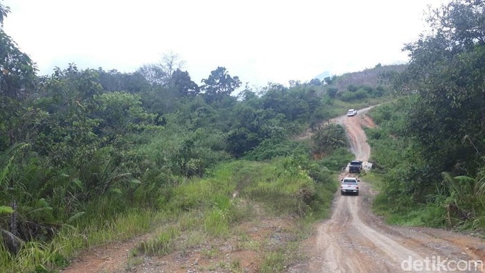 Menjajal 12 Km Jalan Paralel Perbatasan RI di Tengah Bukit Terjal