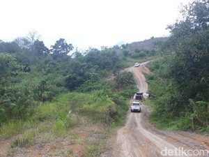 Menjajal 12 Km Jalan Paralel Perbatasan RI di Tengah Bukit Terjal
