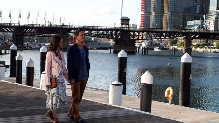 Secuplik Adegan Romantis BCL dan Joe Taslim di Darling Harbour Sydney