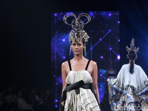 Keindahan Batik dengan Teknik Garam di Koleksi Baru Iwan Tirta