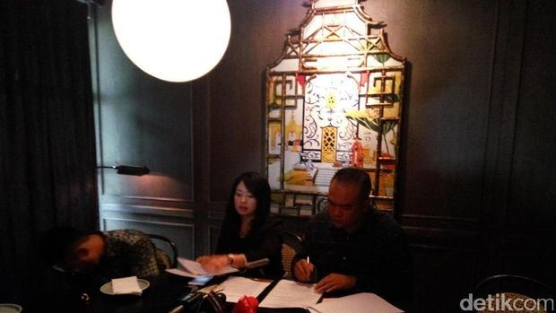 Pengacara Miryam Haryani dalam jumpa pers di Jakarta, Kamis (27/4/2017)