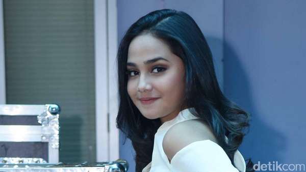 Senyum Manis Syifa Hadju Senyum Manis Syifa Hadju