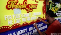 Seorang pekerja tengah menyelesaikan karangan bunga yang dipesan untuk Gubernur DKI Jakarta Basuki Tjahaja Purnama (Ahok).