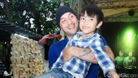 Gary Iskak pun tampak happy saat berpose dengan putranya itu. Pool/Ismail/detikFoto.
