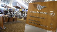 Penumpang first class, business class, dan pemegang GarudaMiles Platinum Garuda Indonesia akan menggunakan Gate 1 pada area keberangkatan. Sementara penumpang kelas ekonomi menggunakan Gate 2 pada area keberangkatan.