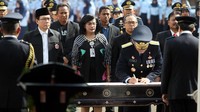 Direktur Jenderal Pemasyarakatan Kemenkum HAM I Wayan Kusmiantha Dusak (kanan) menandatangani dokumen perjanjian dengan disaksikan Direktur Hubungan Kelembagaan dan Transaksional Perbankan BNI Adi Sulistyowati. Penandatanganan kerja sama dilakukan di Lapangan Upacara Direktorat Jenderal Pemasyarakatan, Jakarta, Kamis (27/4/2017).