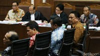 Dalam surat dakwaan jaksa KPK, Olly disebut menerima duit USD 1,2 juta.