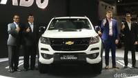 Manajemen General Motors berpose dengan andalan mereka di kelas pikap. Foto: Khairul Imam Ghozali